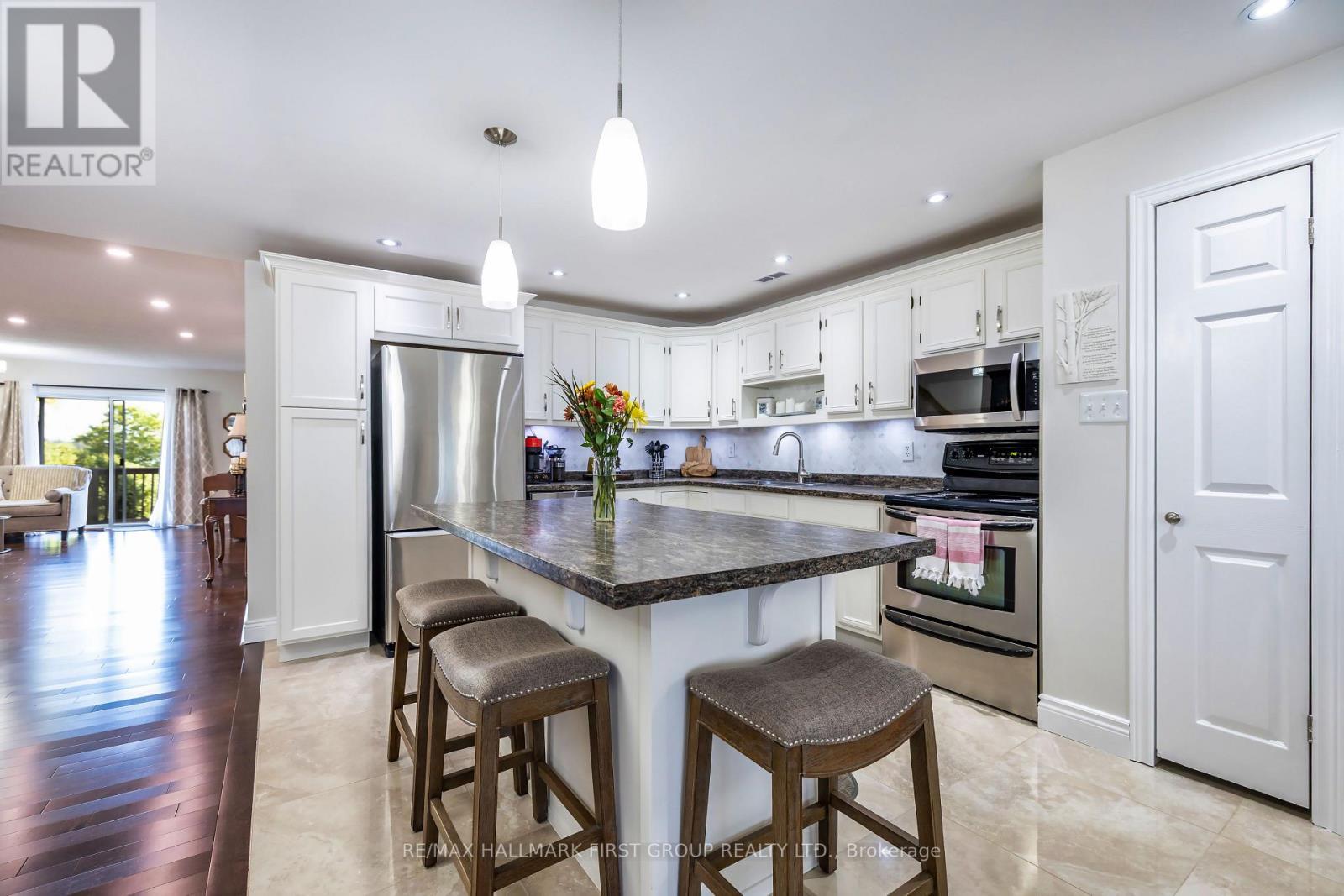 Modern kitchen With Centre Island & Breakfast Bar - 61 Druan Drive, Kawartha Lakes (Mariposa), ON - Indoor Photo Showing Kitchen With Upgraded Kitchen