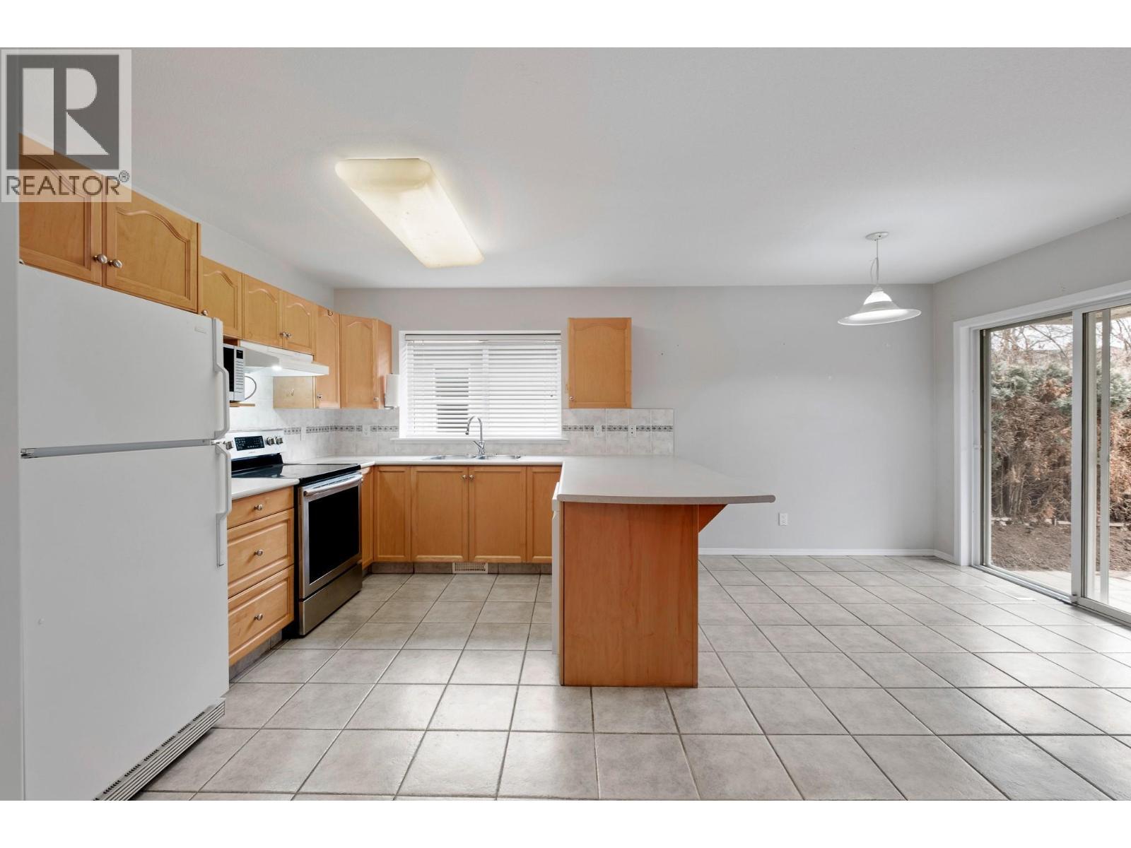 3788 Bird Place Unit# 146, Kelowna, BC - Indoor Photo Showing Kitchen