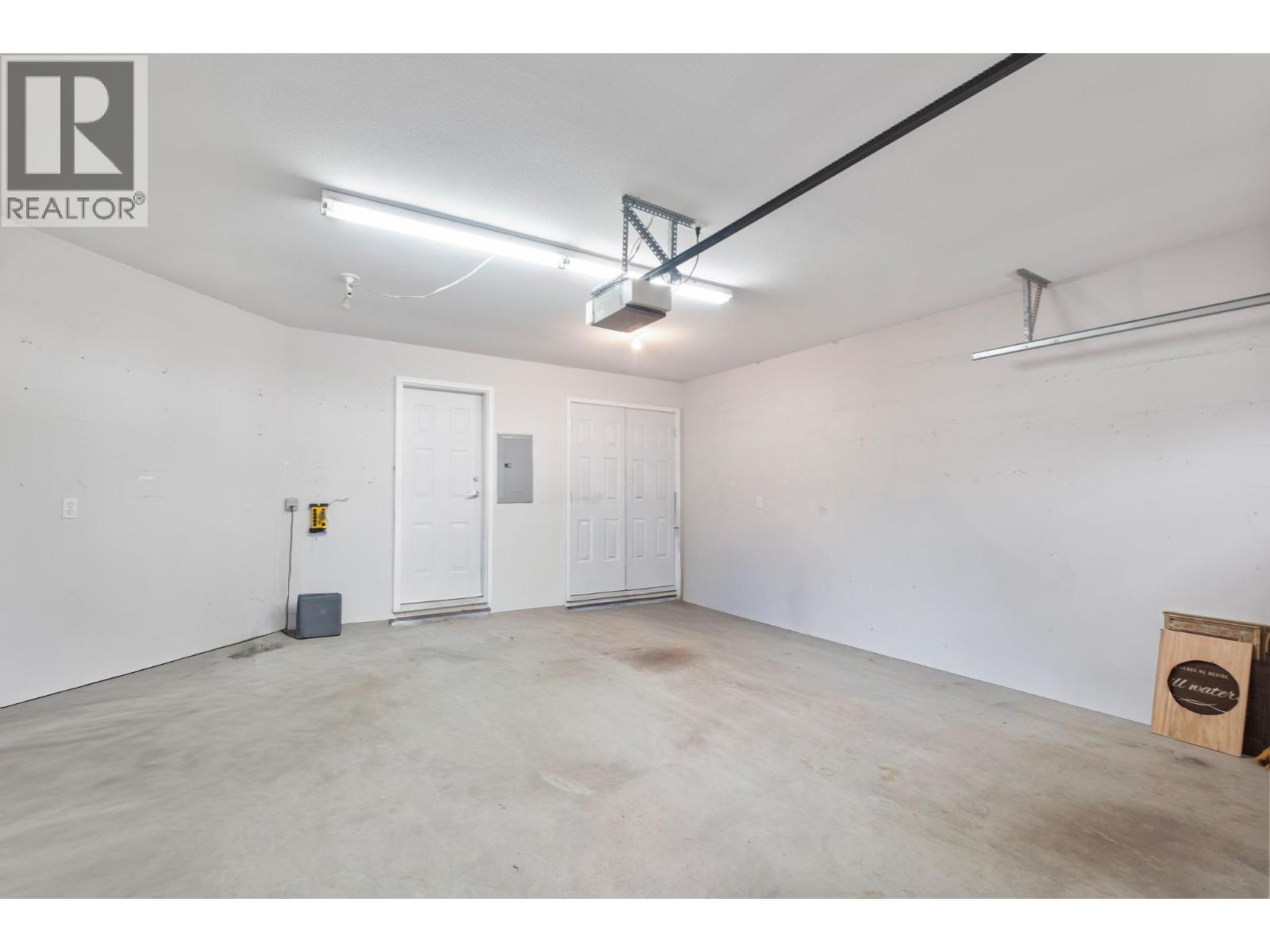 3788 Bird Place Unit# 146, Kelowna, BC - Indoor Photo Showing Garage