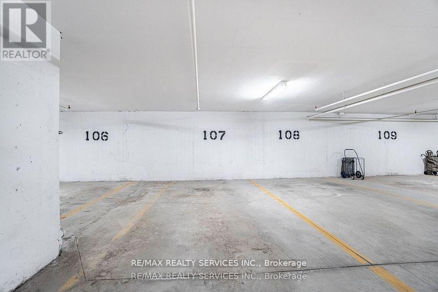 112 - 5317 Upper Middle Road, Burlington, ON - Indoor Photo Showing Garage