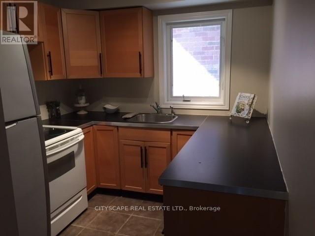 3045 Mission Hill Drive, Mississauga, ON - Indoor Photo Showing Kitchen