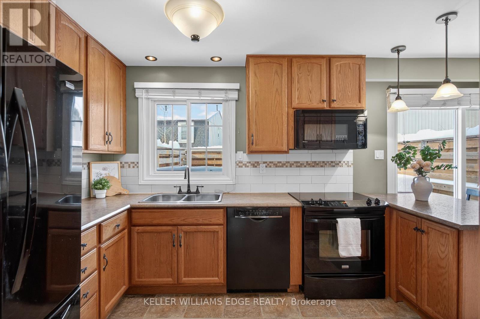 31 - 3049 Glencrest Road, Burlington, ON - Indoor Photo Showing Kitchen With Double Sink