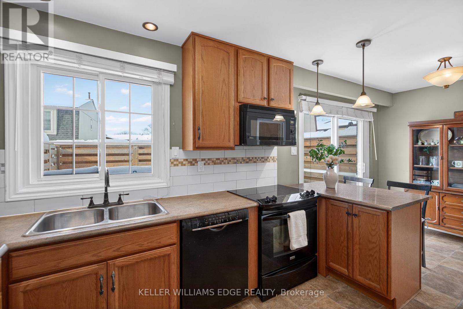 31 - 3049 Glencrest Road, Burlington, ON - Indoor Photo Showing Kitchen With Double Sink