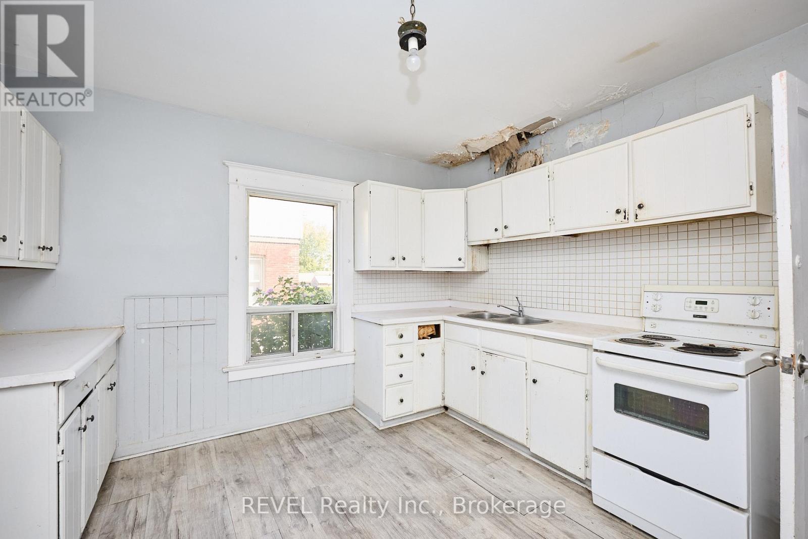 5806 Prince Edward Avenue, Niagara Falls (Hospital), ON - Indoor Photo Showing Kitchen With Double Sink