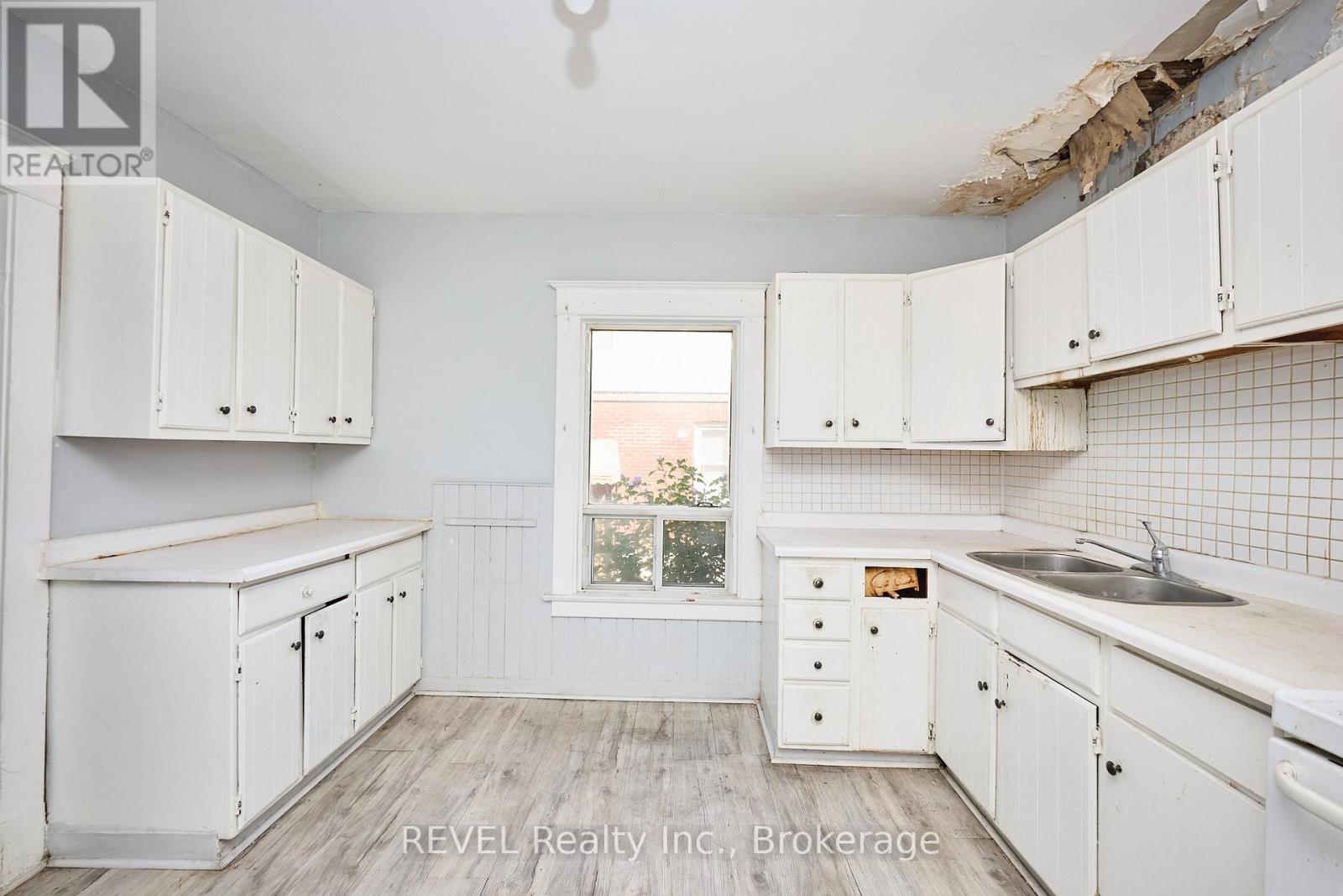 5806 Prince Edward Avenue, Niagara Falls (Hospital), ON - Indoor Photo Showing Kitchen With Double Sink