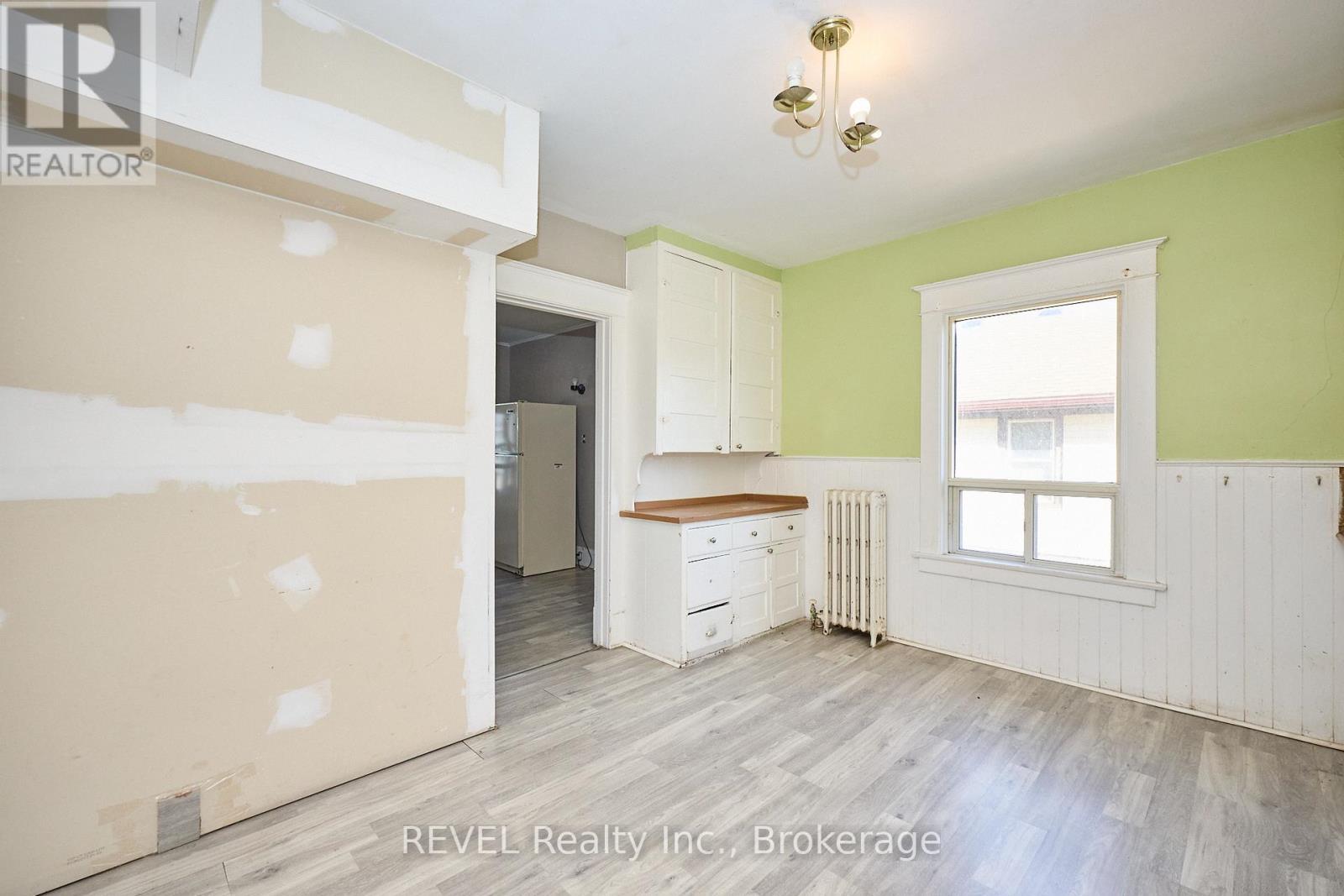 5806 Prince Edward Avenue, Niagara Falls (Hospital), ON - Indoor