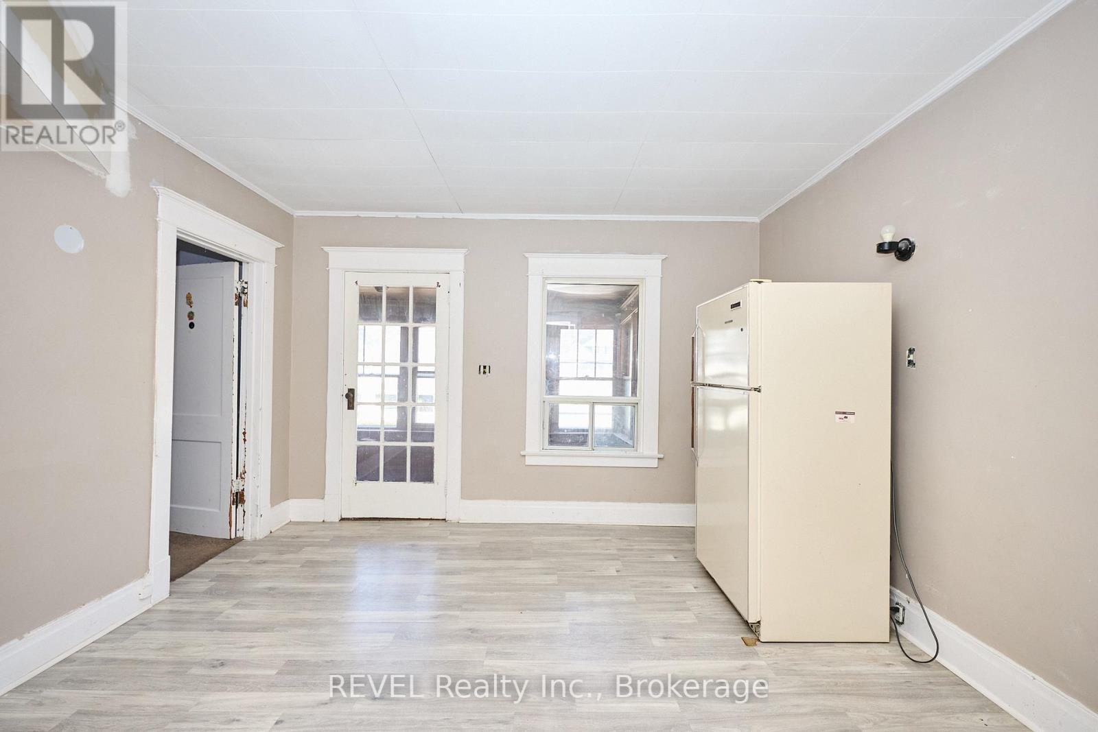 5806 Prince Edward Avenue, Niagara Falls (Hospital), ON - Indoor Photo Showing Other Room