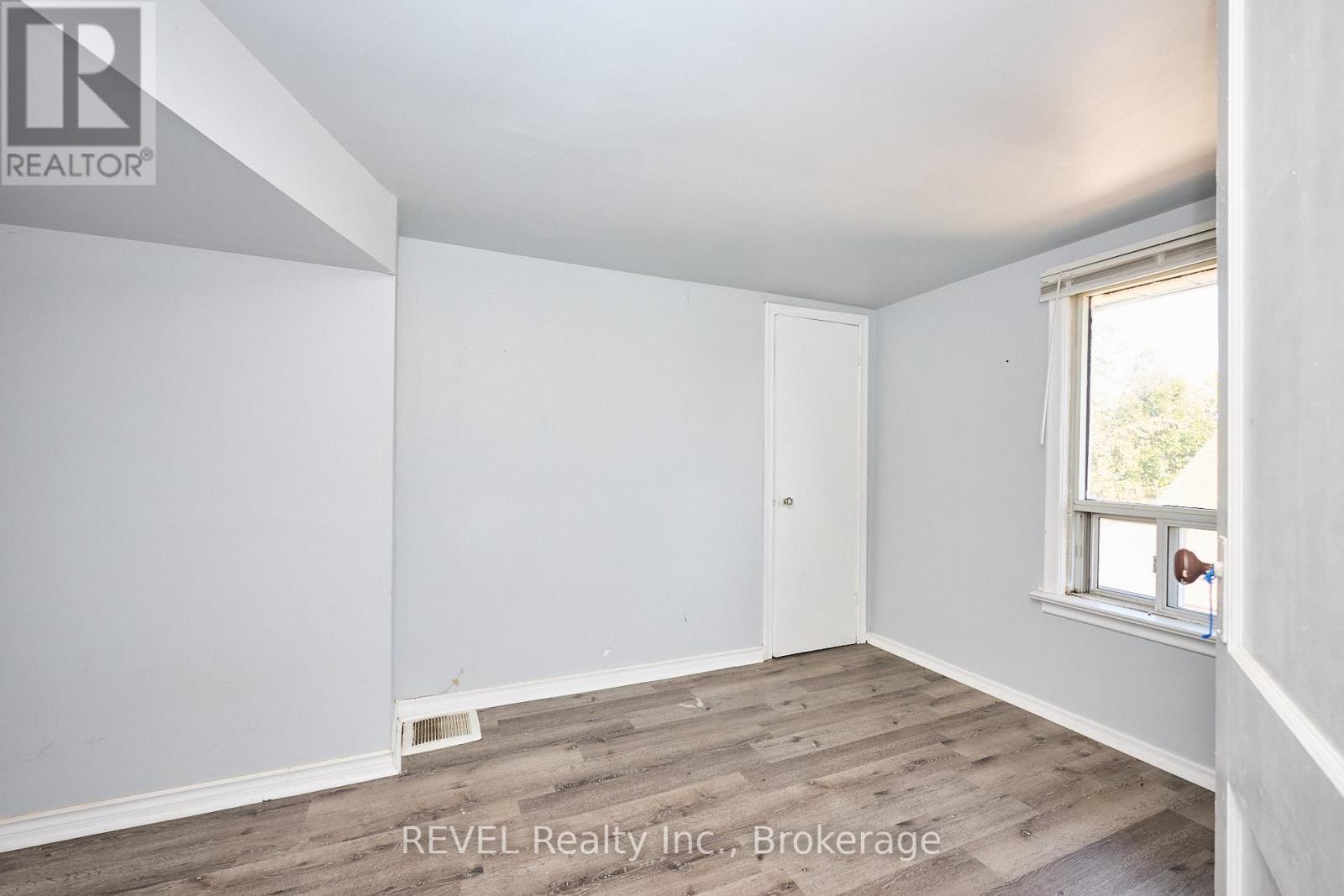 5806 Prince Edward Avenue, Niagara Falls (Hospital), ON - Indoor Photo Showing Other Room