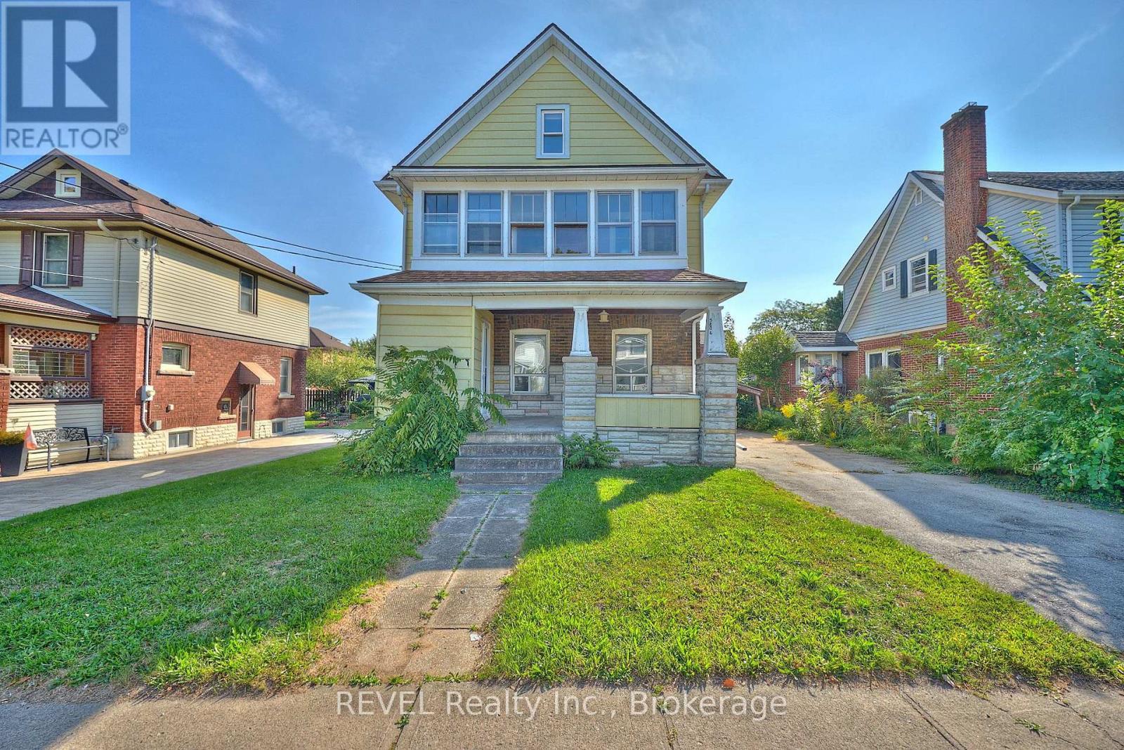 5806 Prince Edward Avenue, Niagara Falls (Hospital), ON - Outdoor With Facade