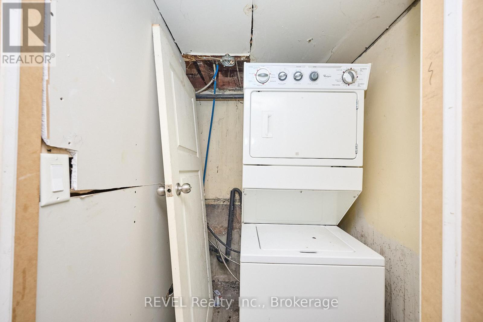 5806 Prince Edward Avenue, Niagara Falls (Hospital), ON - Indoor Photo Showing Laundry Room