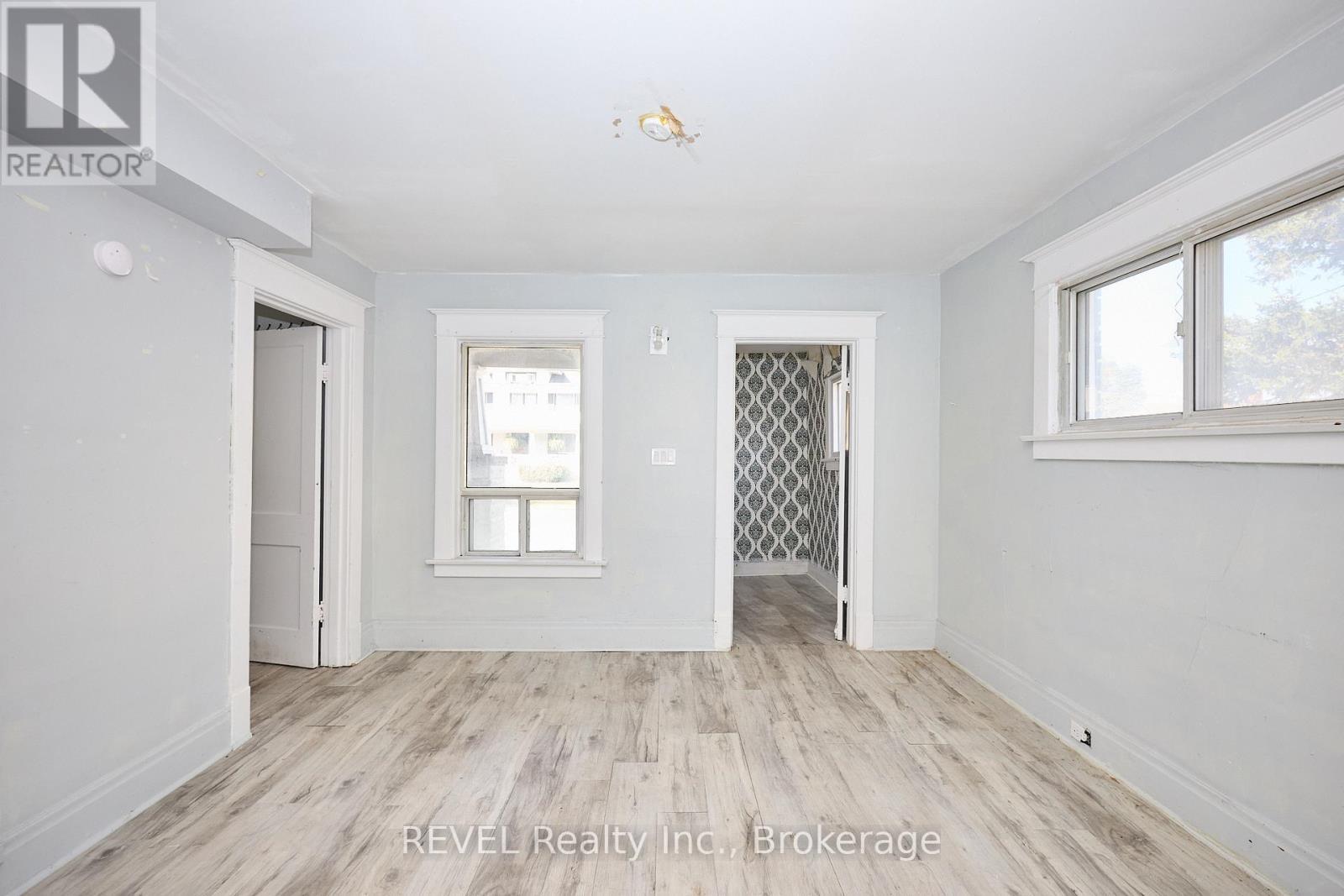 5806 Prince Edward Avenue, Niagara Falls (Hospital), ON - Indoor Photo Showing Other Room