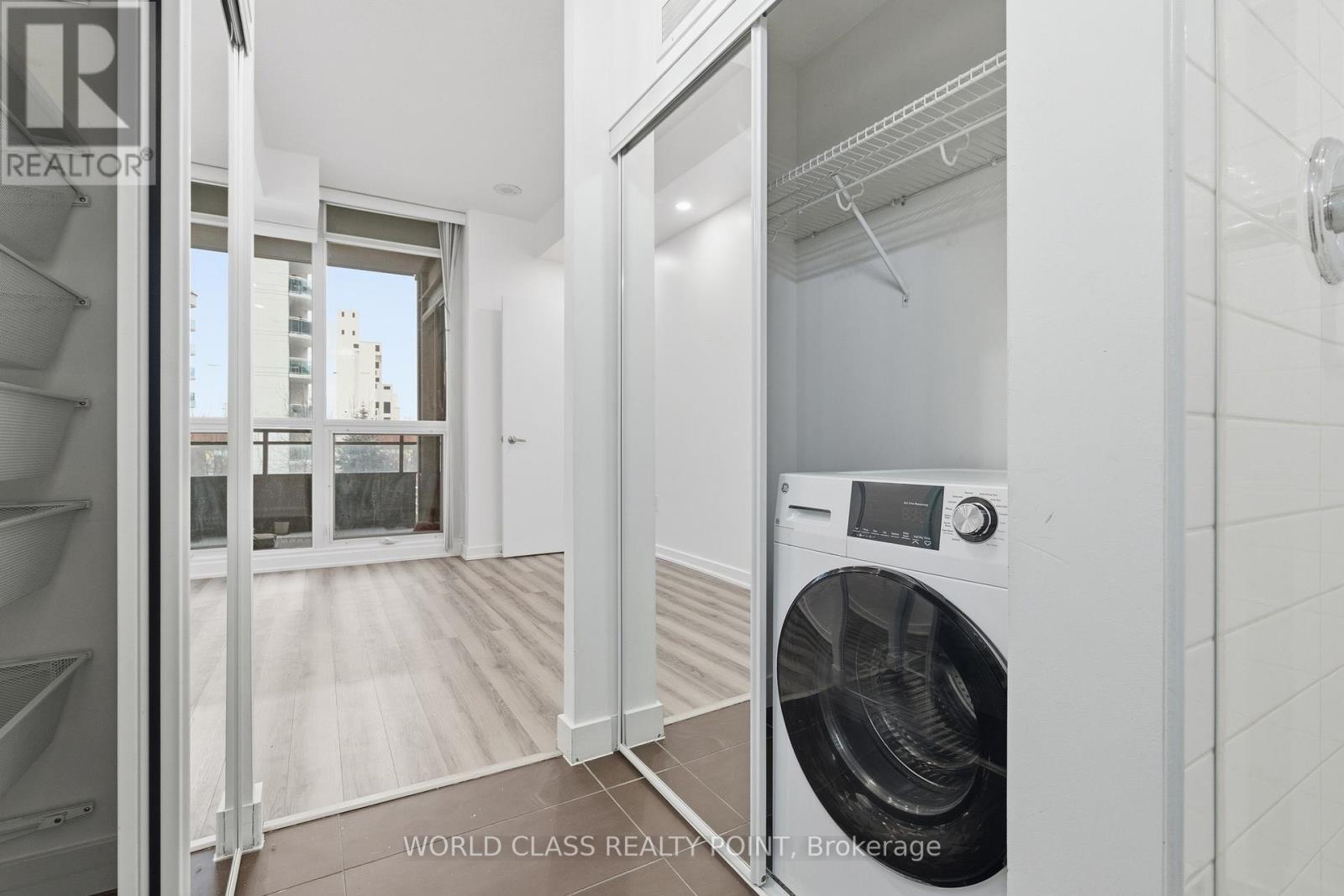 516 - 38 Dan Leckie Way, Toronto, ON - Indoor Photo Showing Laundry Room