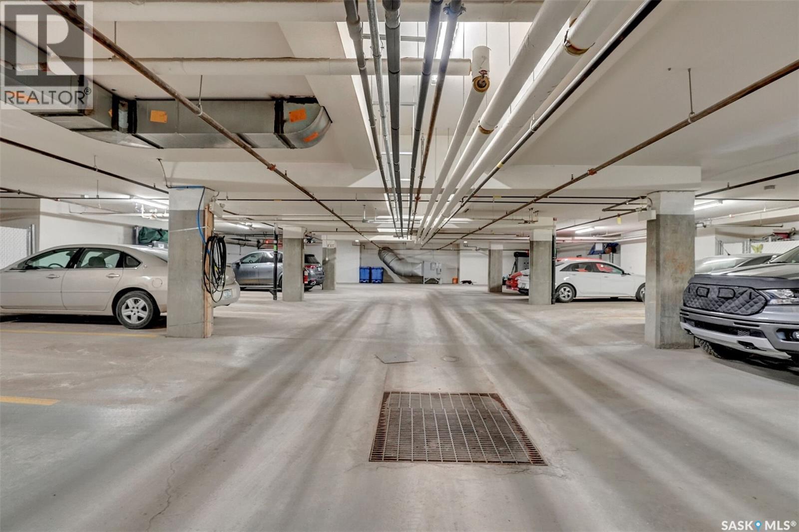 301 2160 Heseltine Road, Regina, SK - Indoor Photo Showing Garage