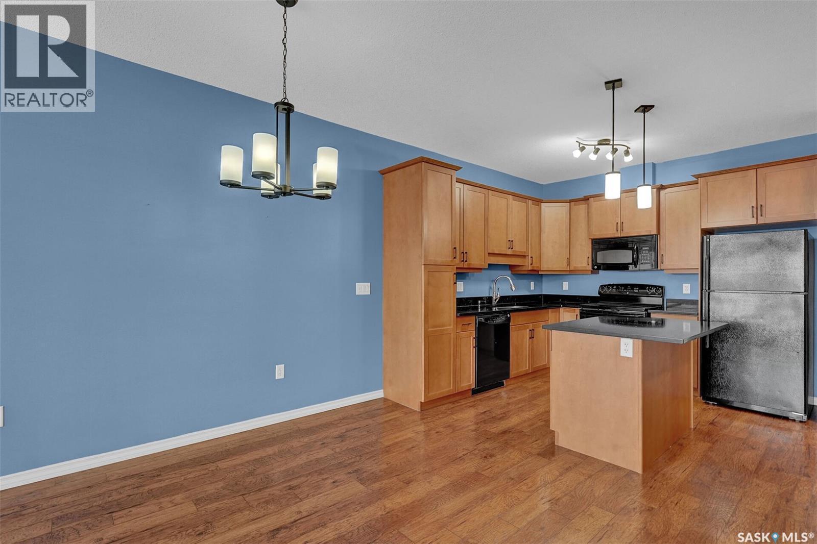 301 2160 Heseltine Road, Regina, SK - Indoor Photo Showing Kitchen