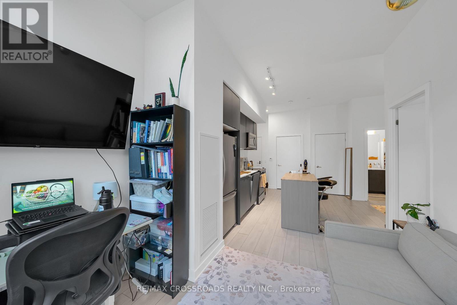 202 - 1606 Charles Street, Whitby, ON - Indoor