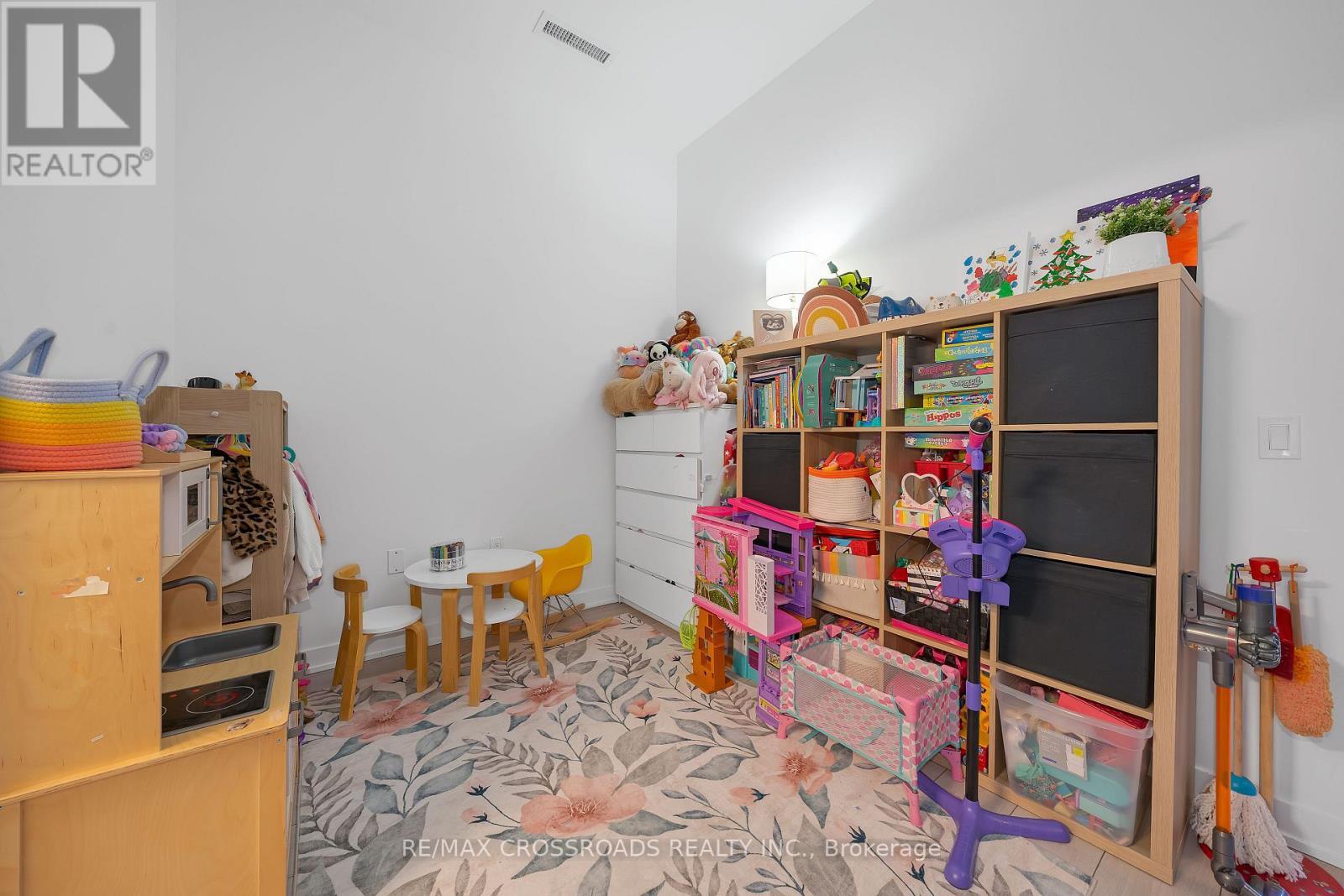 202 - 1606 Charles Street, Whitby, ON - Indoor