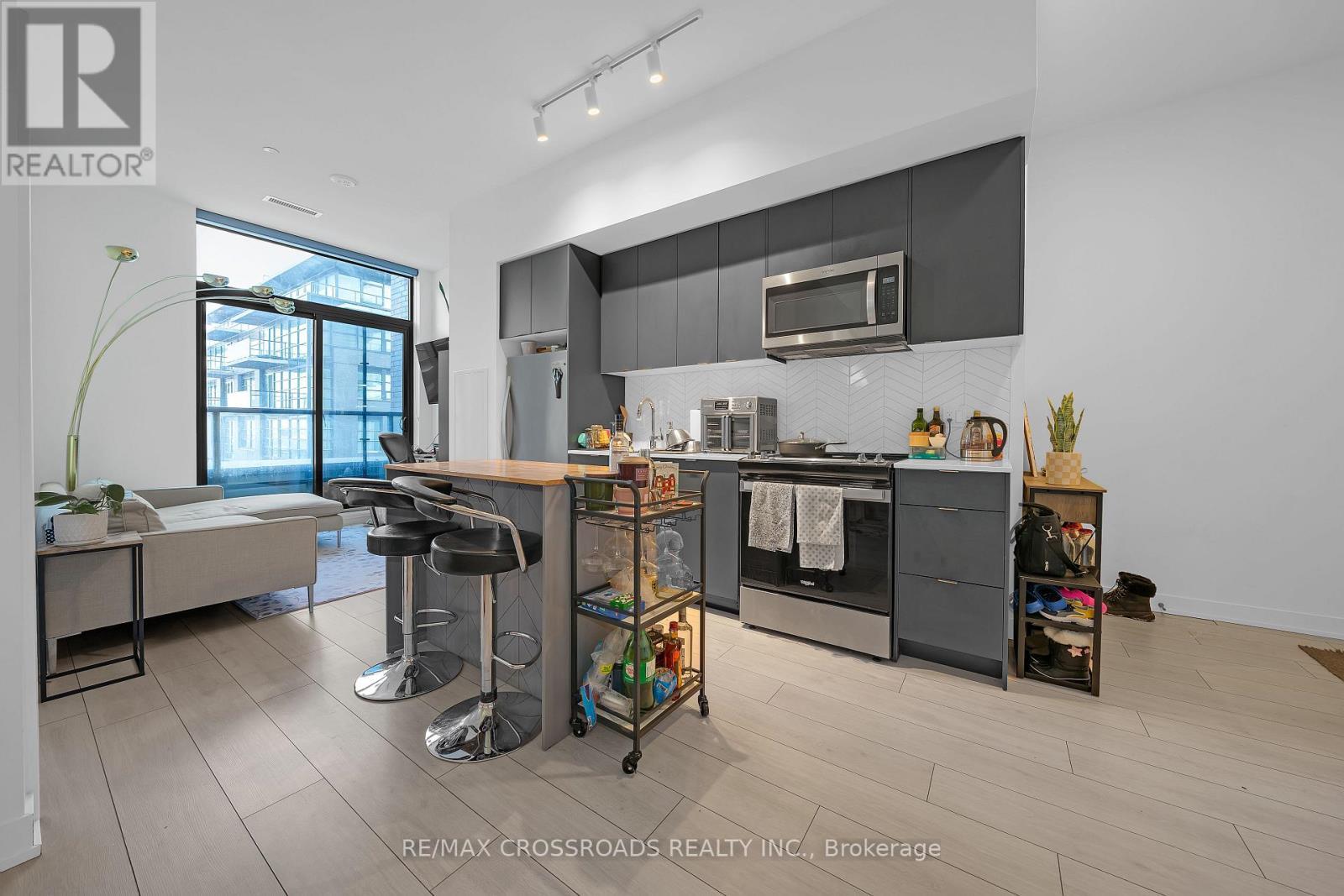 202 - 1606 Charles Street, Whitby, ON - Indoor Photo Showing Kitchen