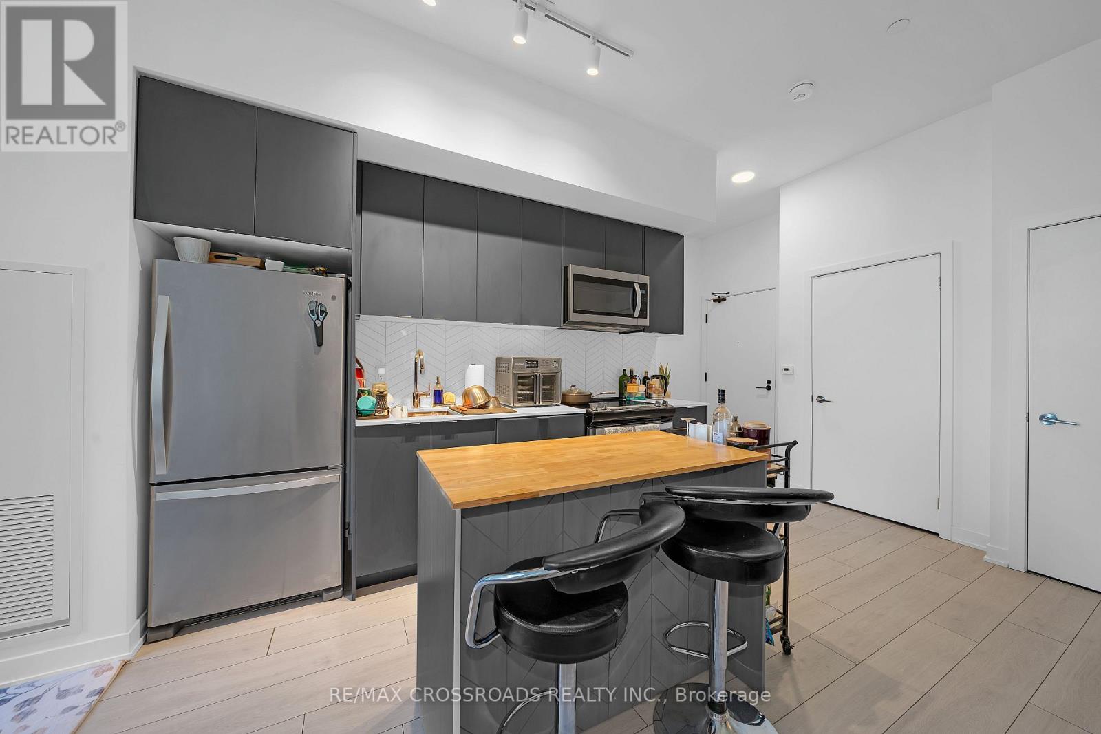 202 - 1606 Charles Street, Whitby, ON - Indoor Photo Showing Kitchen