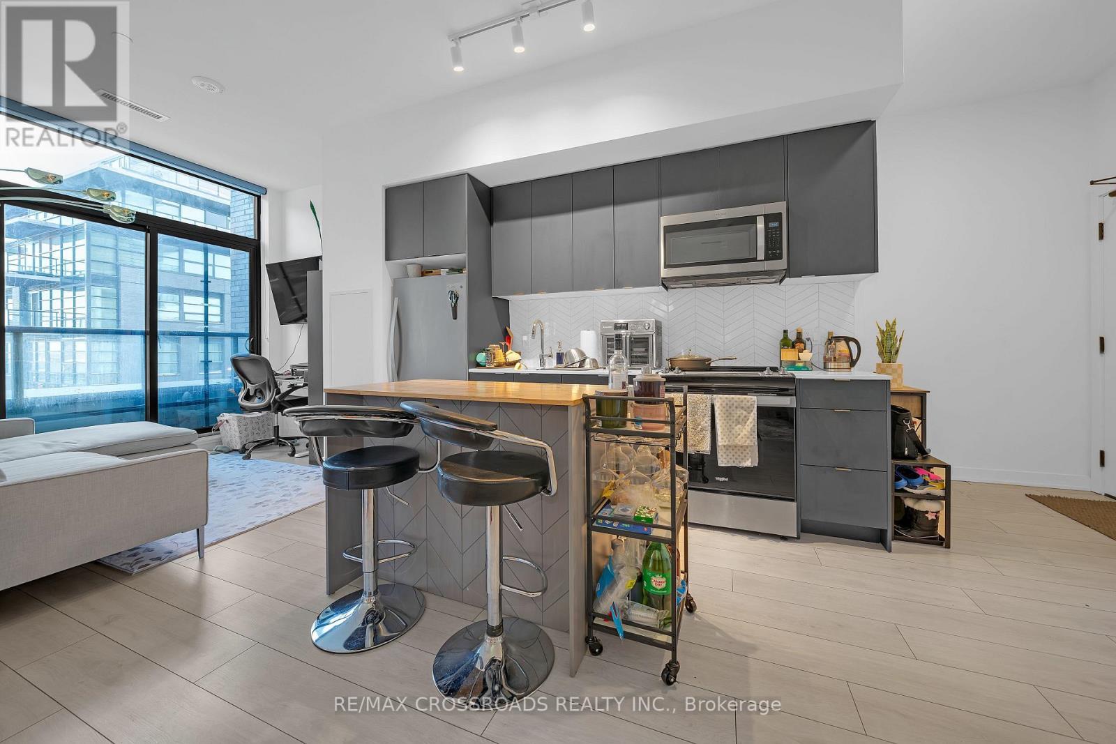 202 - 1606 Charles Street, Whitby, ON - Indoor Photo Showing Kitchen