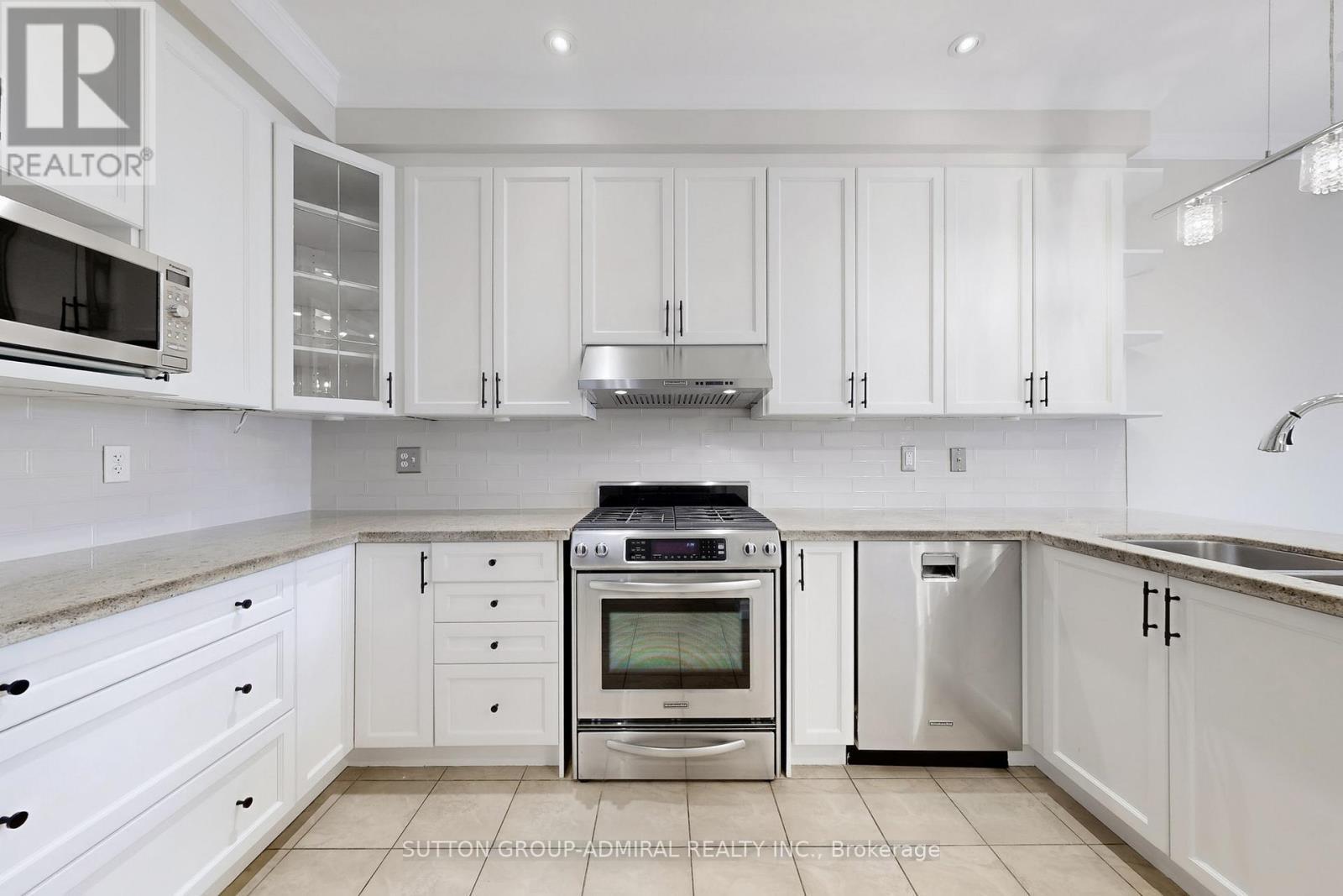 106 Big Hill Crescent, Vaughan, ON - Indoor Photo Showing Kitchen
