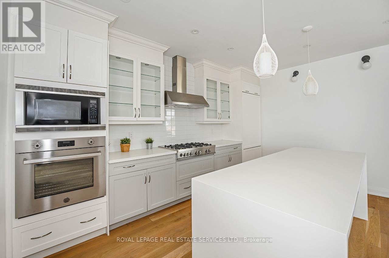 Building #2 - 11840 Keele Street, Vaughan, ON - Indoor Photo Showing Kitchen With Upgraded Kitchen