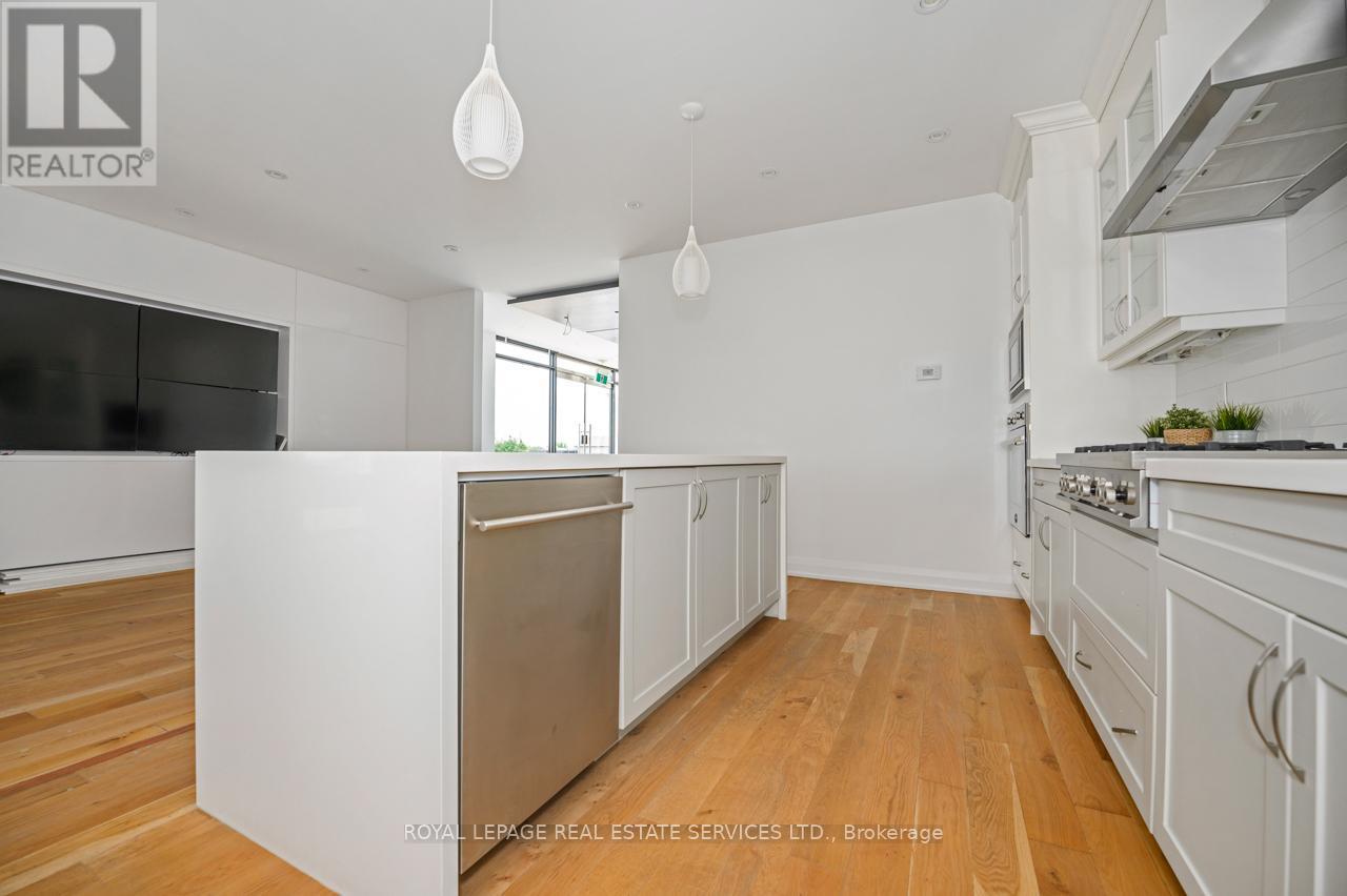 Building #2 - 11840 Keele Street, Vaughan, ON - Indoor Photo Showing Kitchen