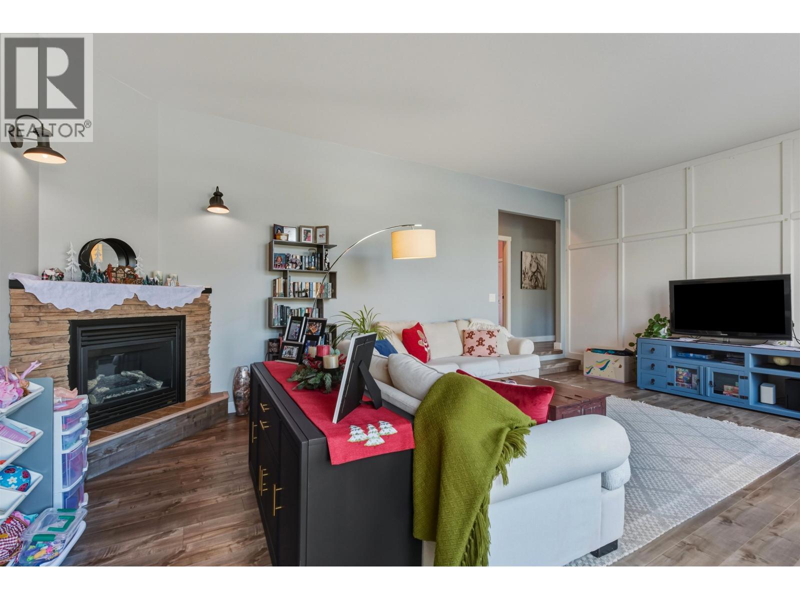 2129 South Lakeside Drive, Williams Lake, BC - Indoor Photo Showing Living Room With Fireplace