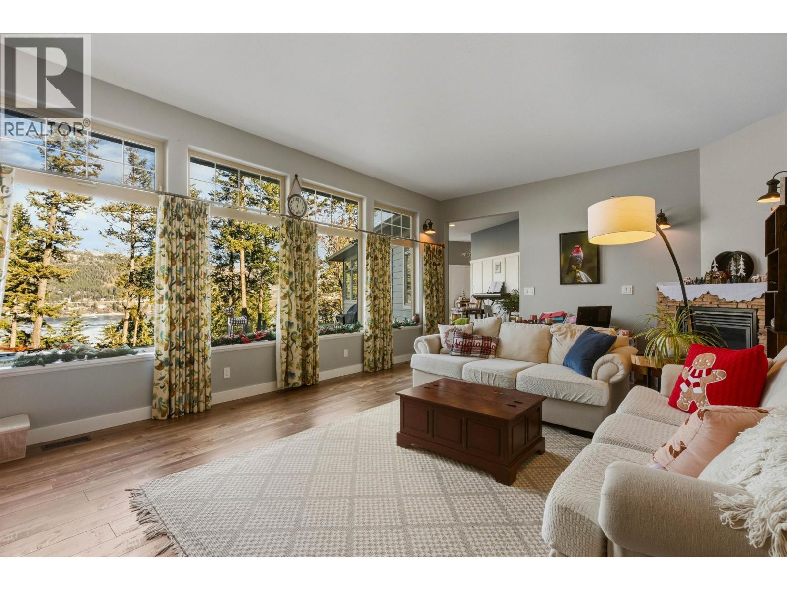 2129 South Lakeside Drive, Williams Lake, BC - Indoor Photo Showing Living Room