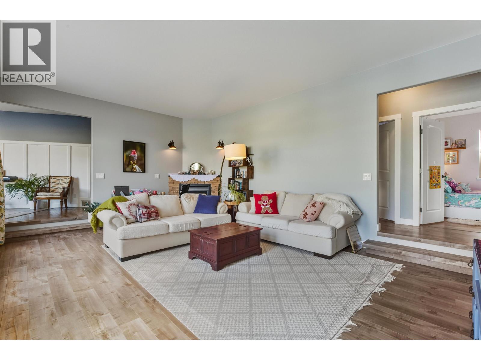 2129 South Lakeside Drive, Williams Lake, BC - Indoor Photo Showing Living Room