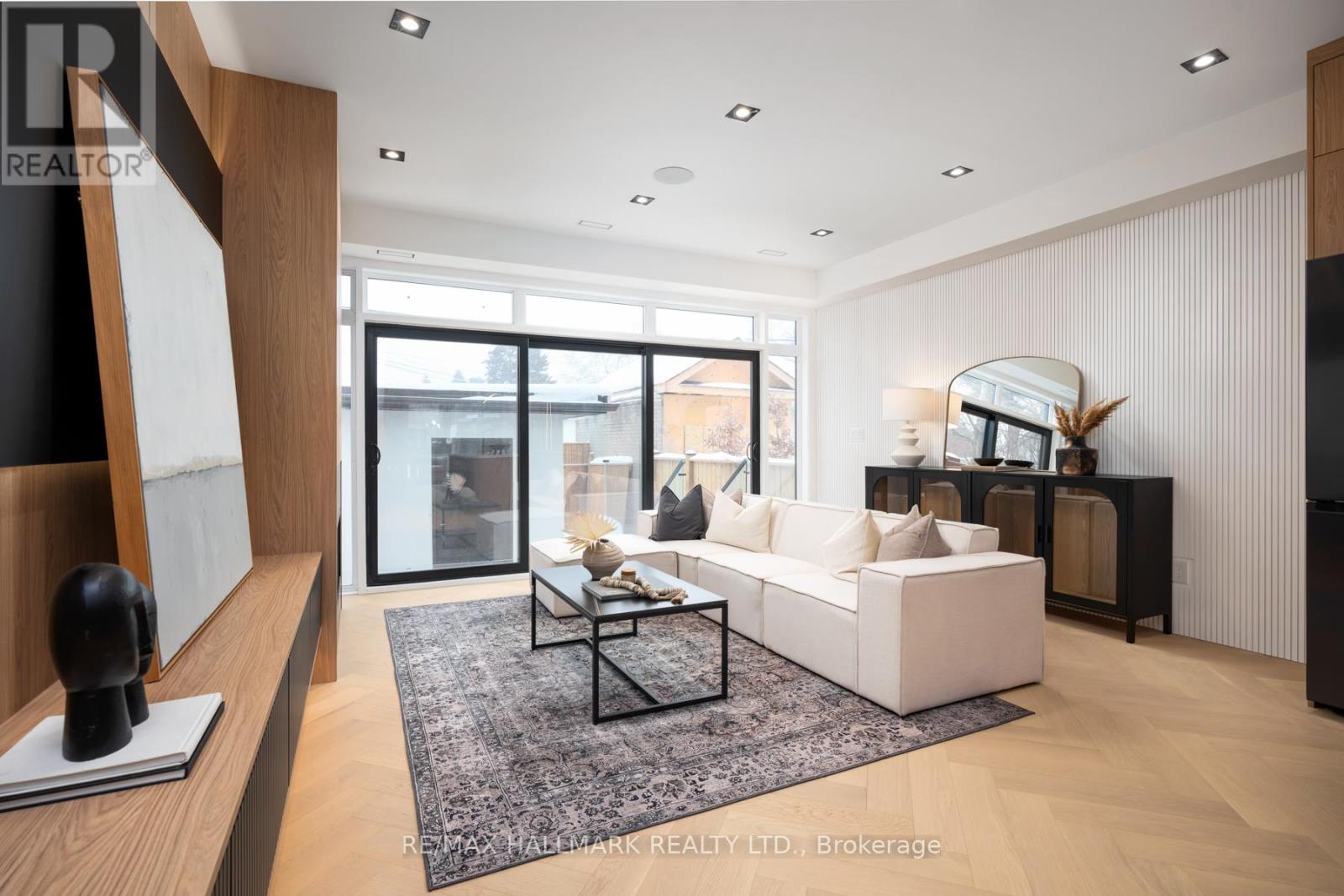 15 Cruikshank Avenue, Toronto, ON - Indoor Photo Showing Living Room