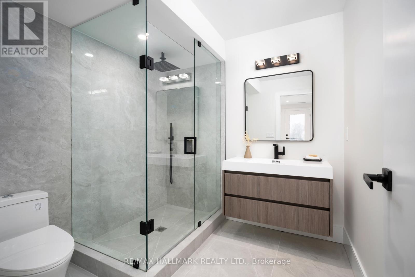 15 Cruikshank Avenue, Toronto, ON - Indoor Photo Showing Bathroom