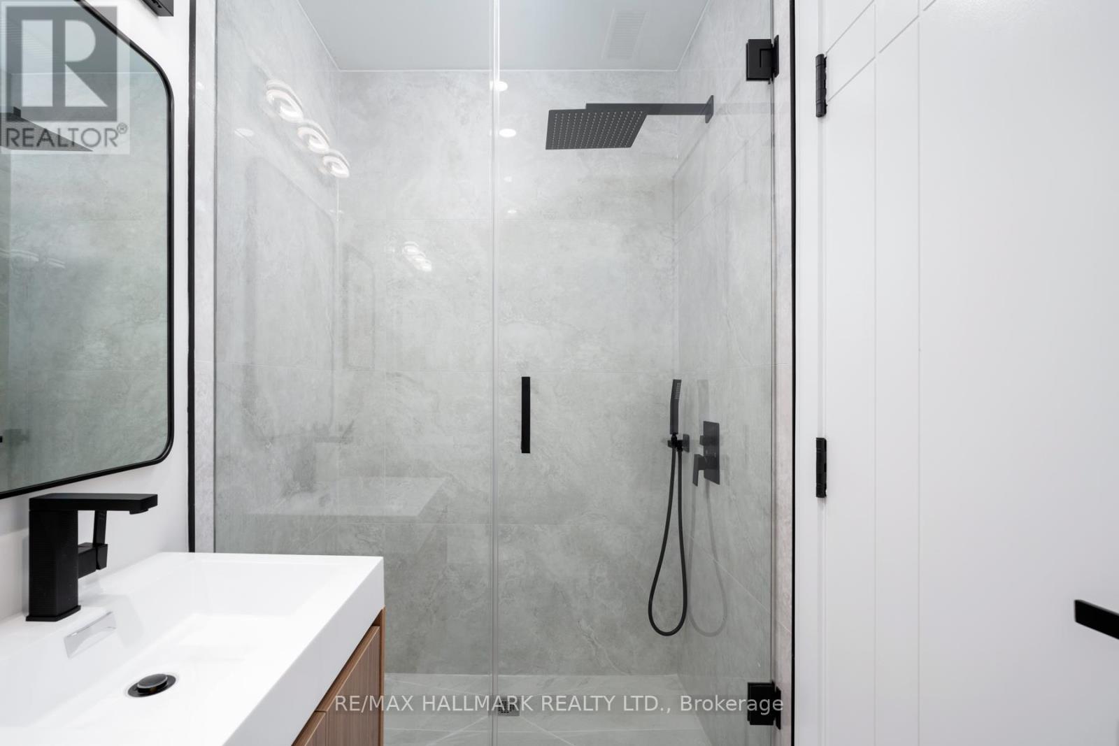 15 Cruikshank Avenue, Toronto, ON - Indoor Photo Showing Bathroom