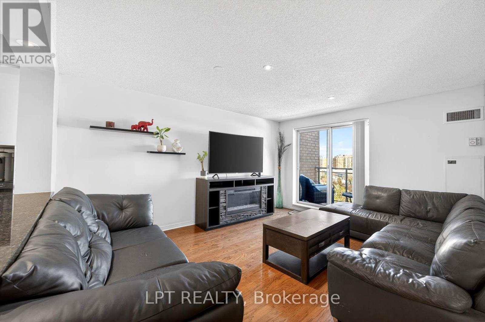 Ph06 - 51 Baffin Court, Richmond Hill, ON - Indoor Photo Showing Living Room