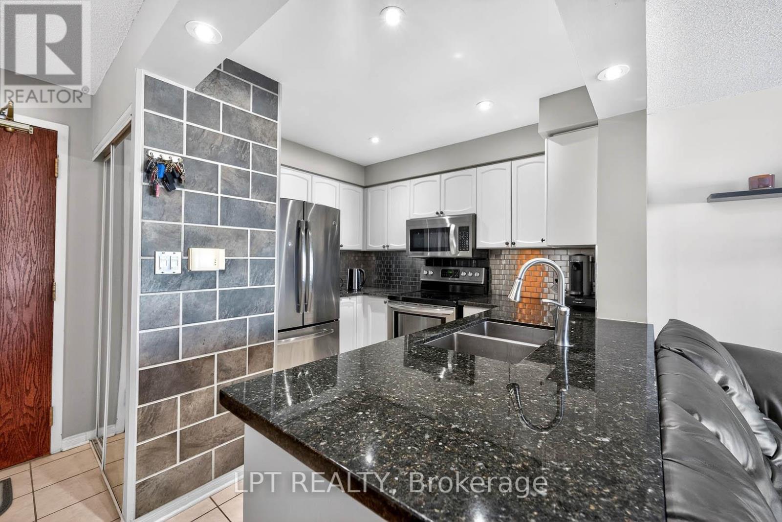 Ph06 - 51 Baffin Court, Richmond Hill, ON - Indoor Photo Showing Kitchen With Double Sink With Upgraded Kitchen