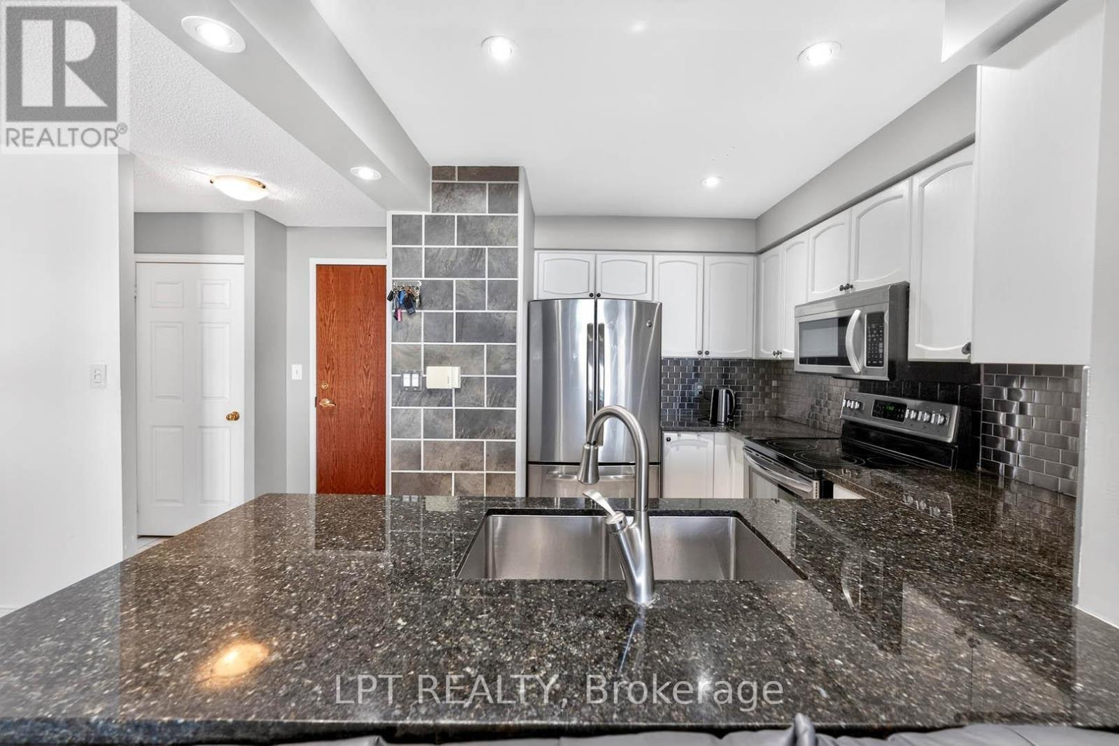 Ph06 - 51 Baffin Court, Richmond Hill, ON - Indoor Photo Showing Kitchen With Upgraded Kitchen