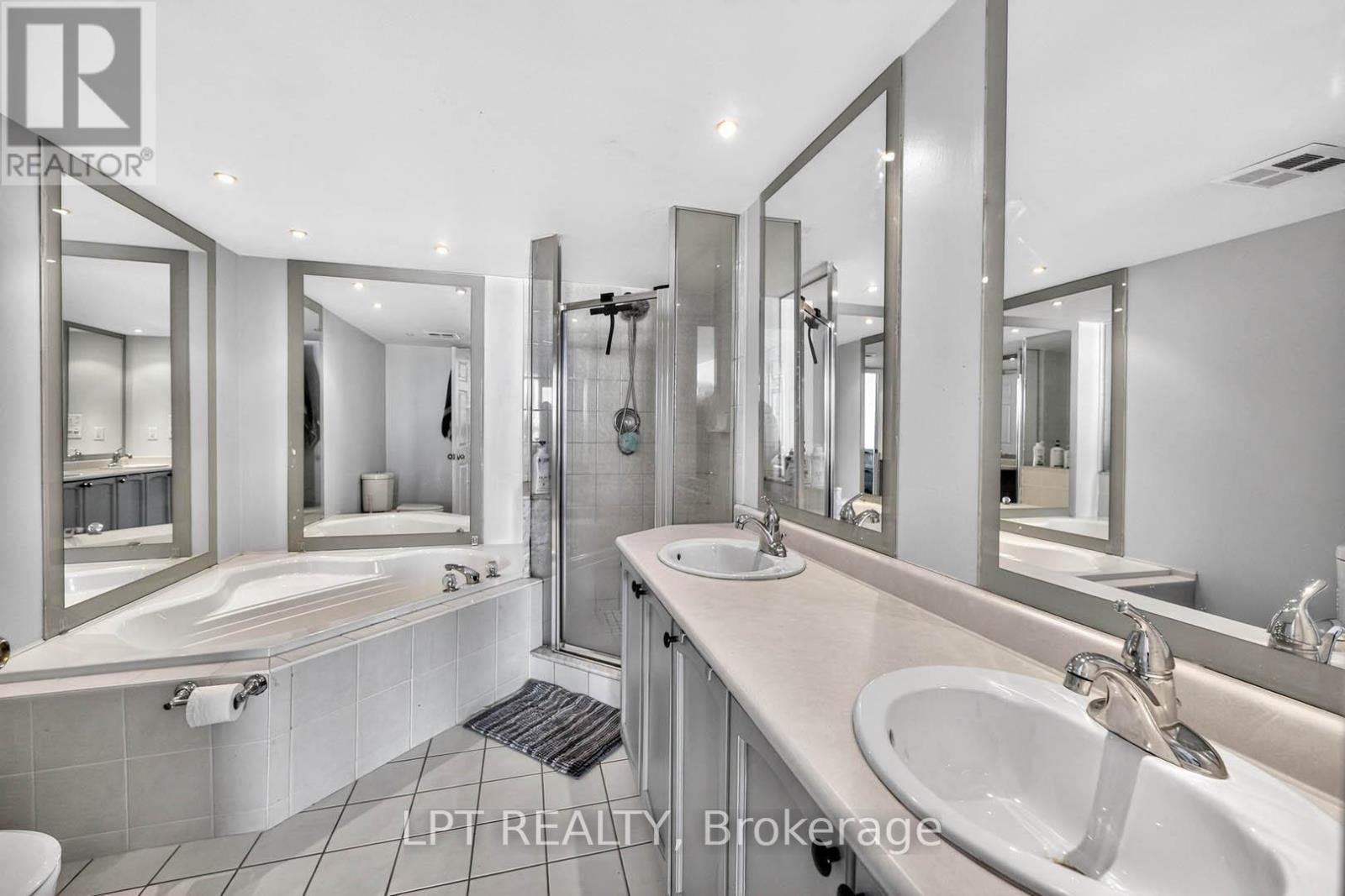 Ph06 - 51 Baffin Court, Richmond Hill, ON - Indoor Photo Showing Bathroom