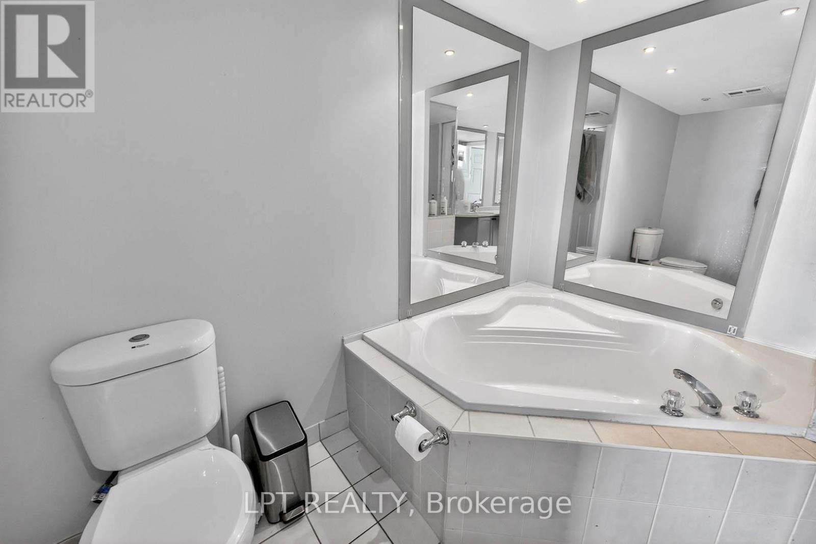 Ph06 - 51 Baffin Court, Richmond Hill, ON - Indoor Photo Showing Bathroom