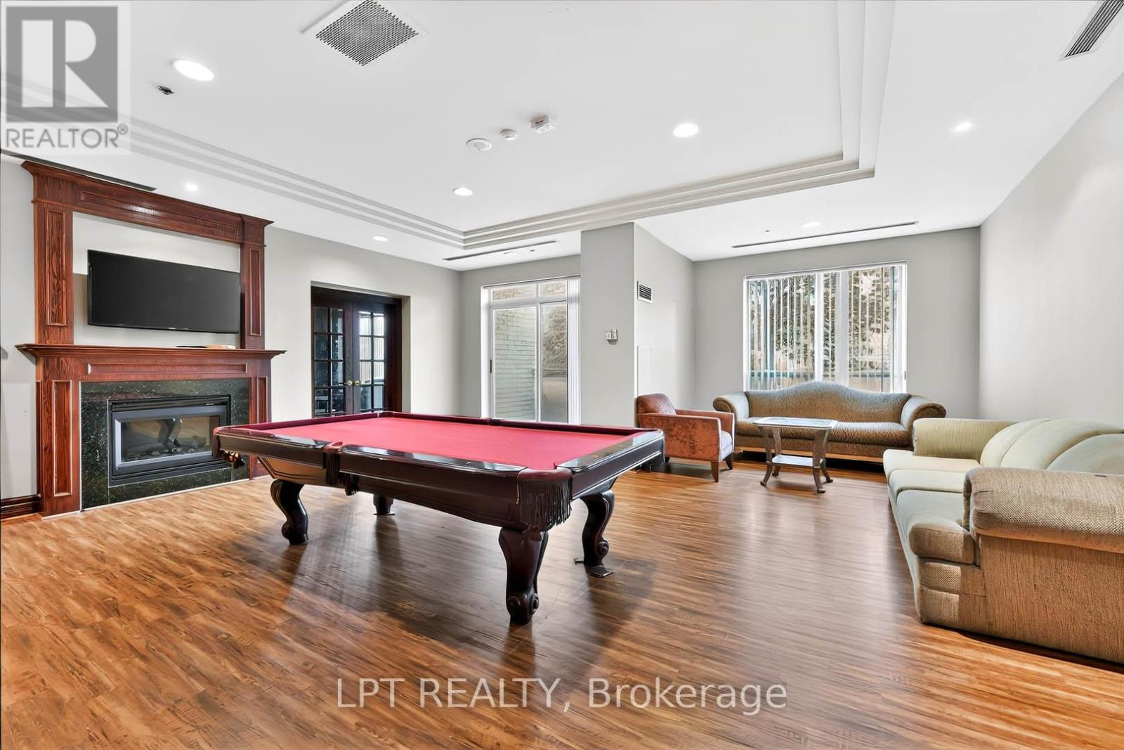 Ph06 - 51 Baffin Court, Richmond Hill, ON - Indoor Photo Showing Other Room With Fireplace