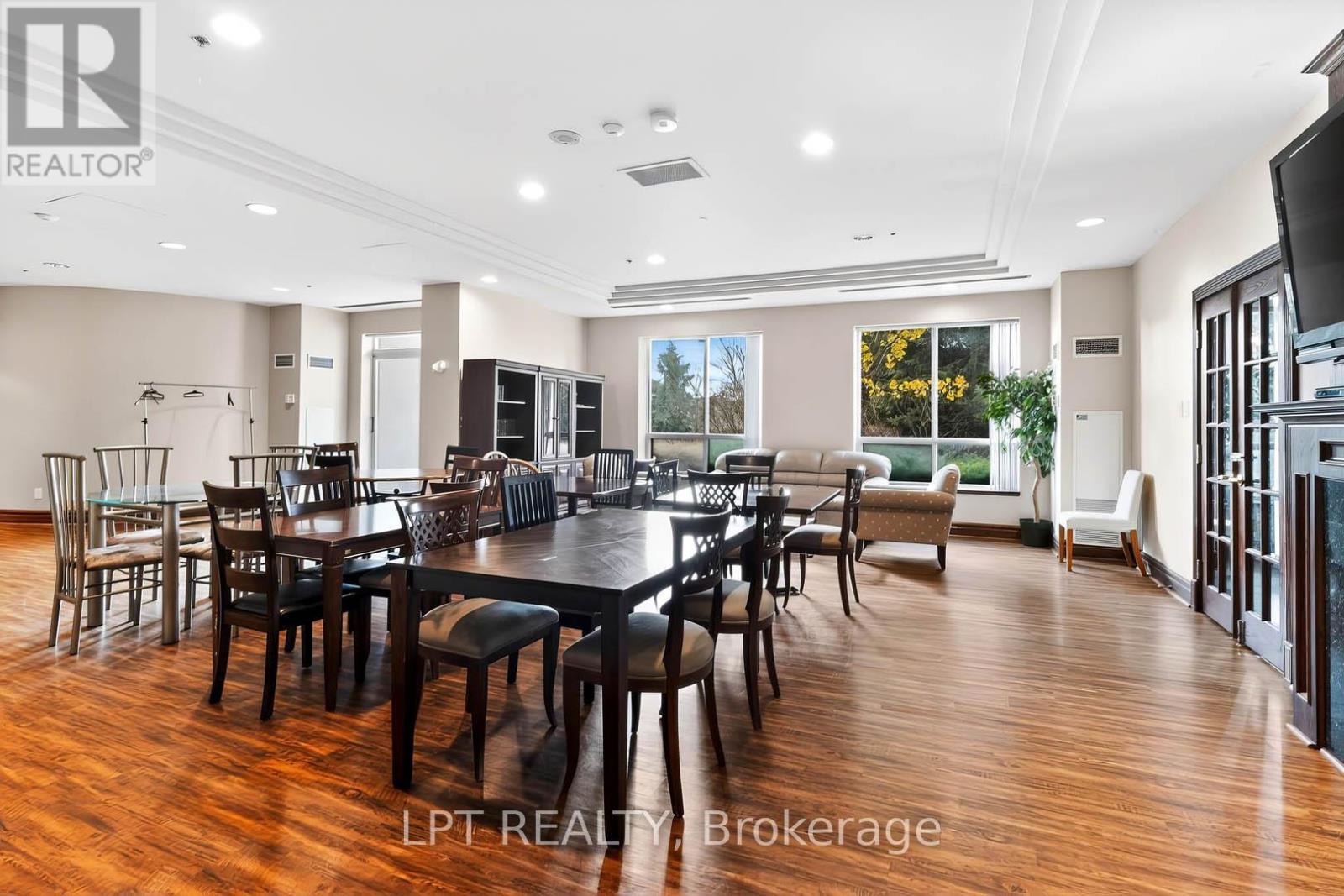 Ph06 - 51 Baffin Court, Richmond Hill, ON - Indoor Photo Showing Dining Room