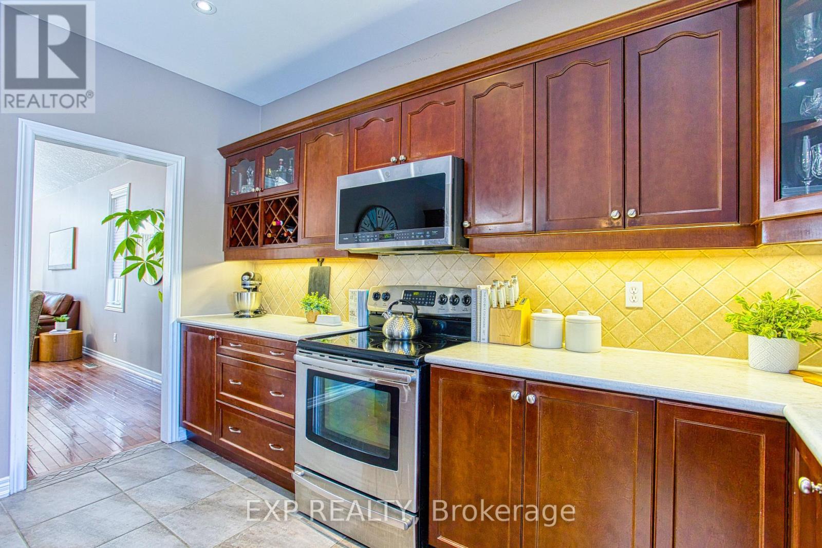 52 Biggs Avenue, Hamilton, ON - Indoor Photo Showing Kitchen