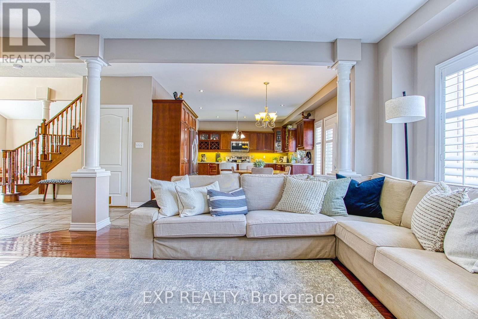 52 Biggs Avenue, Hamilton, ON - Indoor Photo Showing Living Room