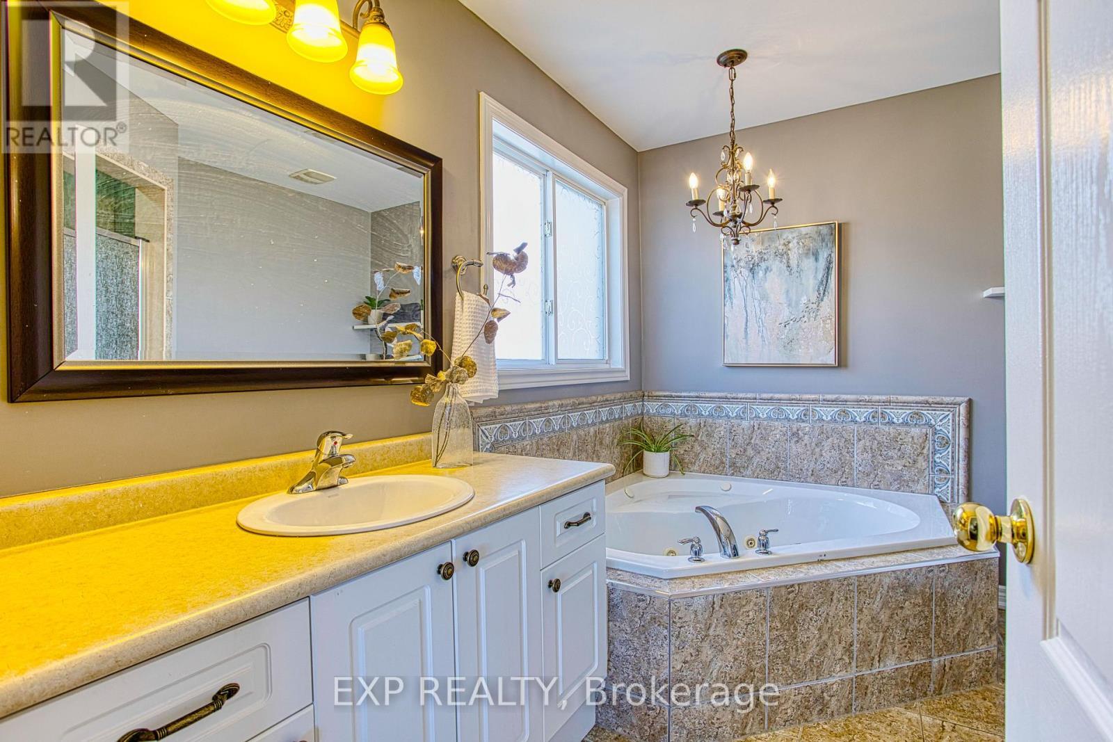52 Biggs Avenue, Hamilton, ON - Indoor Photo Showing Bathroom