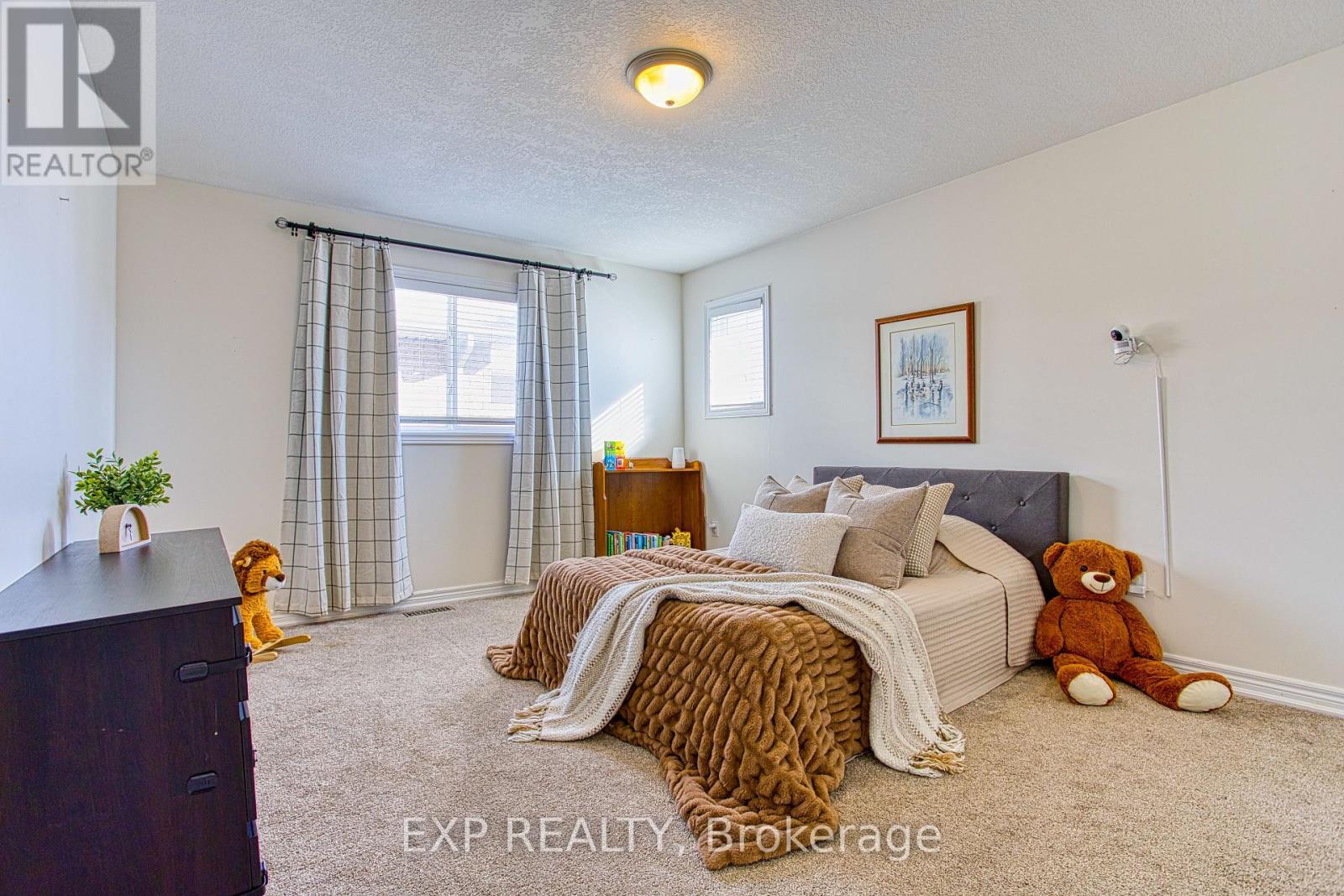 52 Biggs Avenue, Hamilton, ON - Indoor Photo Showing Bedroom