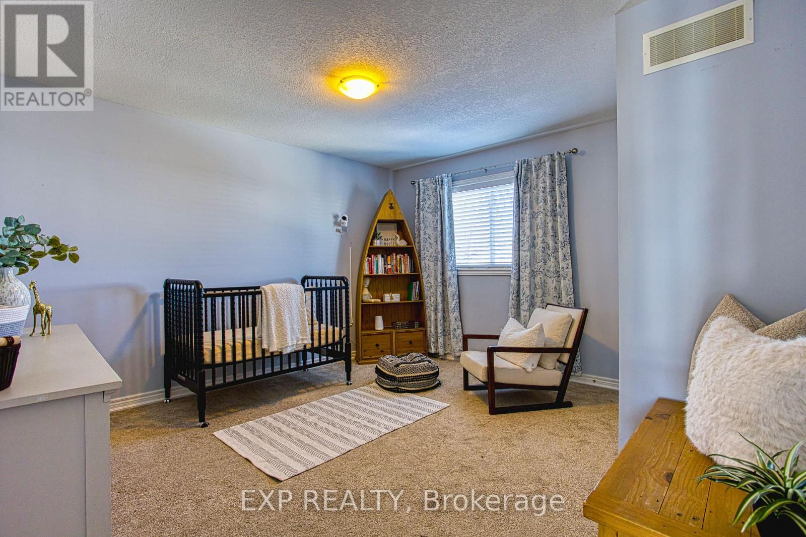52 Biggs Avenue, Hamilton, ON - Indoor Photo Showing Bedroom