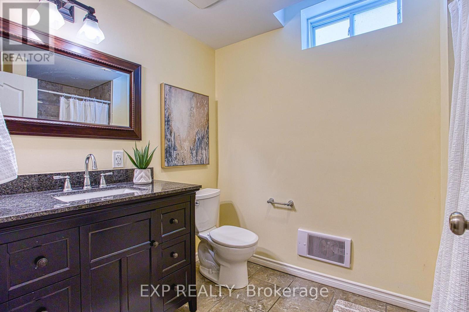 52 Biggs Avenue, Hamilton, ON - Indoor Photo Showing Bathroom