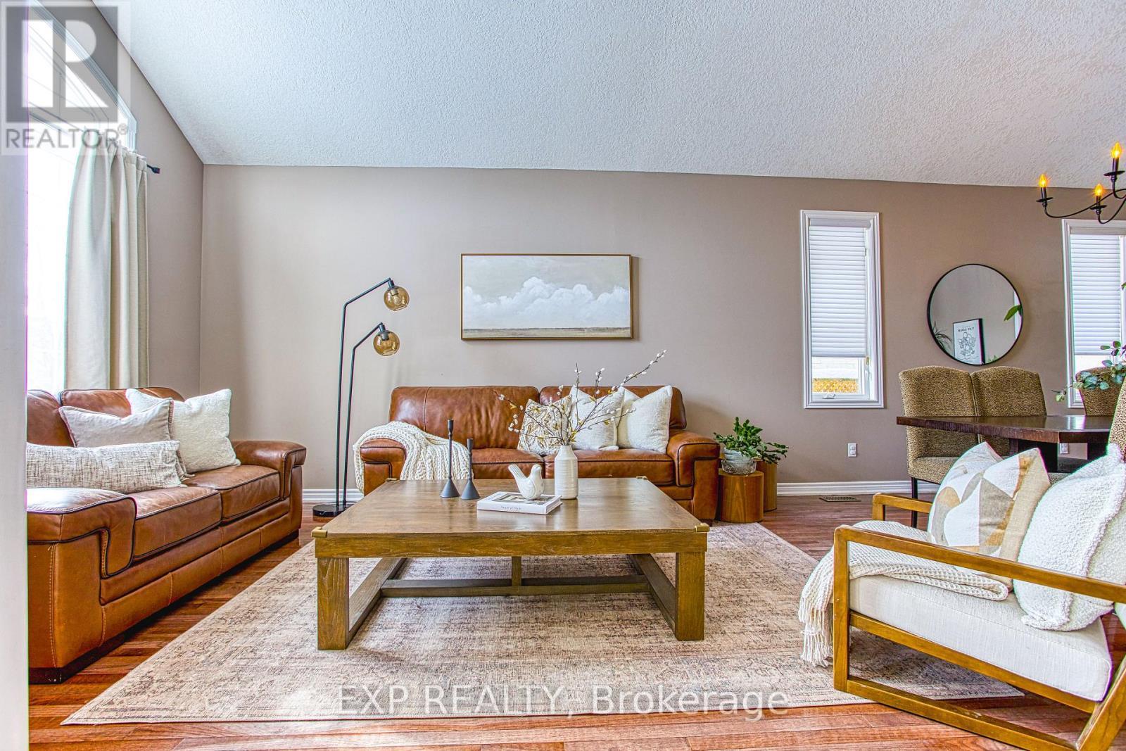 52 Biggs Avenue, Hamilton, ON - Indoor Photo Showing Living Room