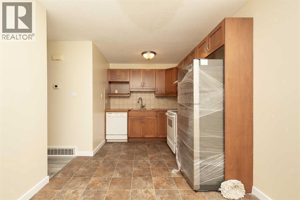 3, 2402 23 Street N, Lethbridge, AB - Indoor Photo Showing Kitchen