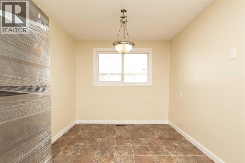 3, 2402 23 Street N, Lethbridge, AB - Indoor Photo Showing Other Room