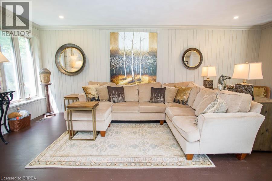 92 Highland Drive, Brantford, ON - Indoor Photo Showing Living Room