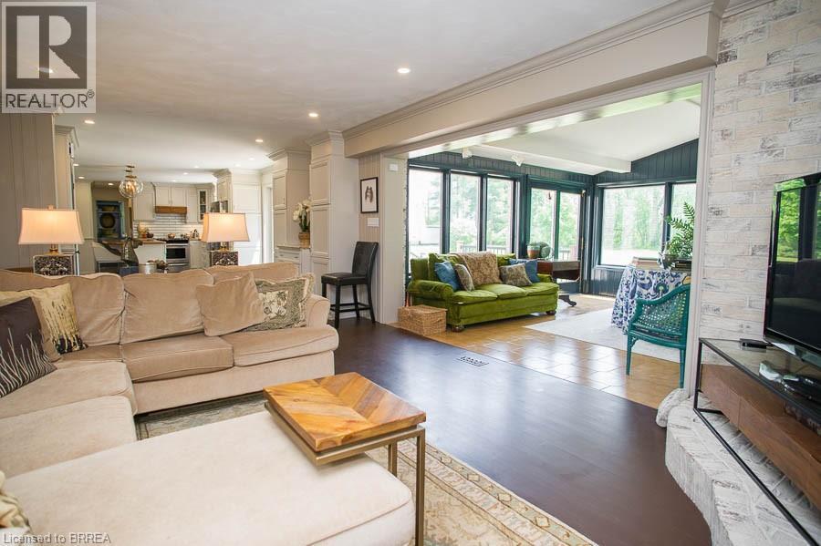 92 Highland Drive, Brantford, ON - Indoor Photo Showing Living Room